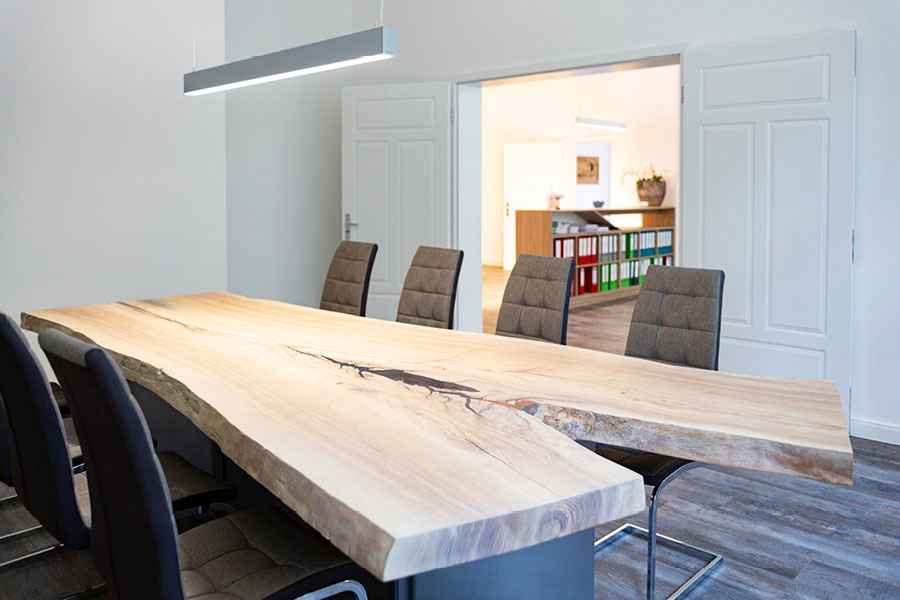 Objektmöbel für Büro, Büromöbel & Businessmöbel - Konferenztisch im Konferenzraum aus Stammholz - Möbeltischlerei woodendesign feine Möbel aus Hamburg