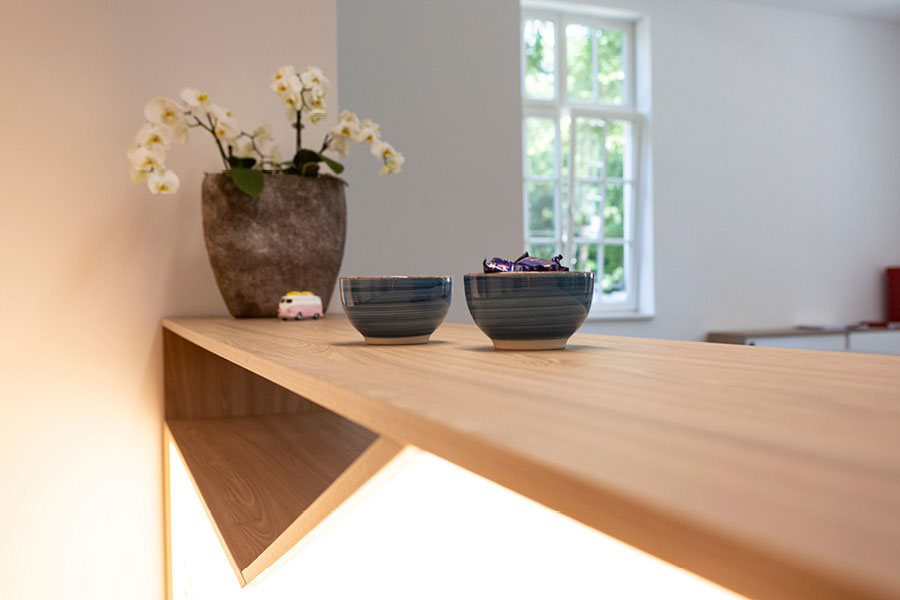 Objektmöbel für Büro, Büromöbel & Businessmöbel - Empfangstresen mit individuellem Design aus Holz mit Beleuchtung - Möbeltischlerei woodendesign feine Möbel aus Hamburg