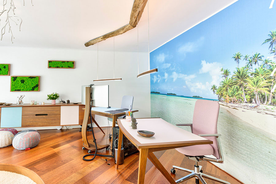 Objektmöbel für Büro, Büromöbel & Businessmöbel - maßgefertigter Schreibtisch mit Bildschirmhalterung aus Holz & stilvollem Sideboard - Möbeltischlerei woodendesign feine Möbel aus Hamburg