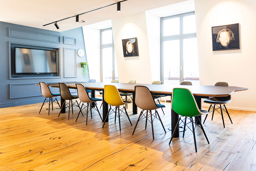 Objektmöbel für Büro, Büromöbel & Businessmöbel - Konfi einer Agentur mit modernen Konfernzraummöbeln - Möbeltischlerei woodendesign feine Möbel aus Hamburg