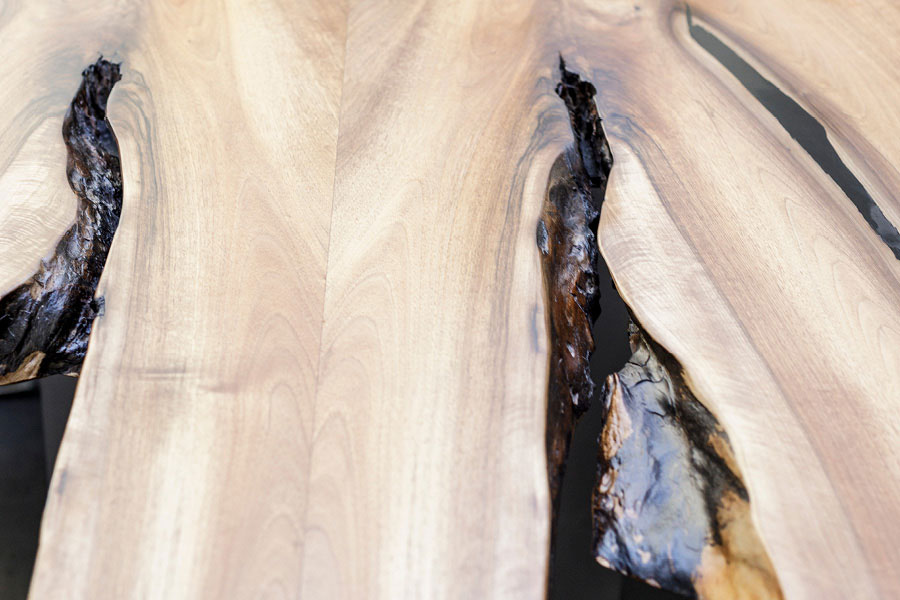 Objektmöbel für Büro, Büromöbel & Businessmöbel - Tisch aus Stammholz mit markanter Holzmaserung - Möbeltischlerei woodendesign feine Möbel aus Hamburg
