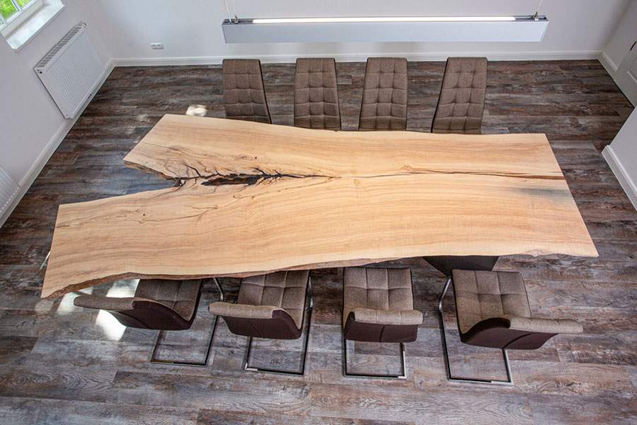 Objektmöbel für Büro, Büromöbel & Businessmöbel - individueller Konferenztisch für Besprechungsraum aus Stammholz - Möbeltischlerei woodendesign feine Möbel aus Hamburg