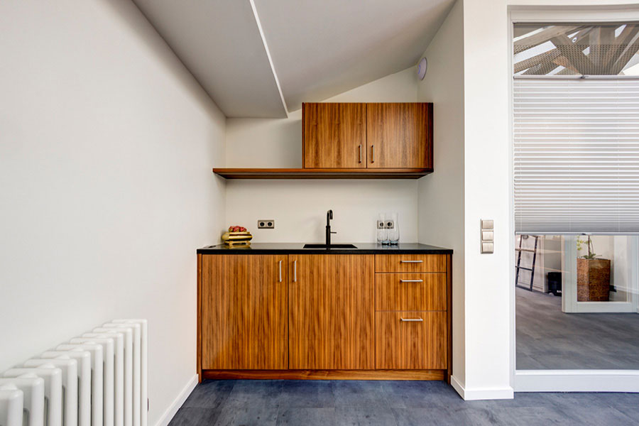 Objektmöbel für Büro, Büromöbel & Businessmöbel - kleine Pantry / Küchenzeile nach Maß aus Holz - Möbeltischlerei woodendesign feine Möbel aus Hamburg