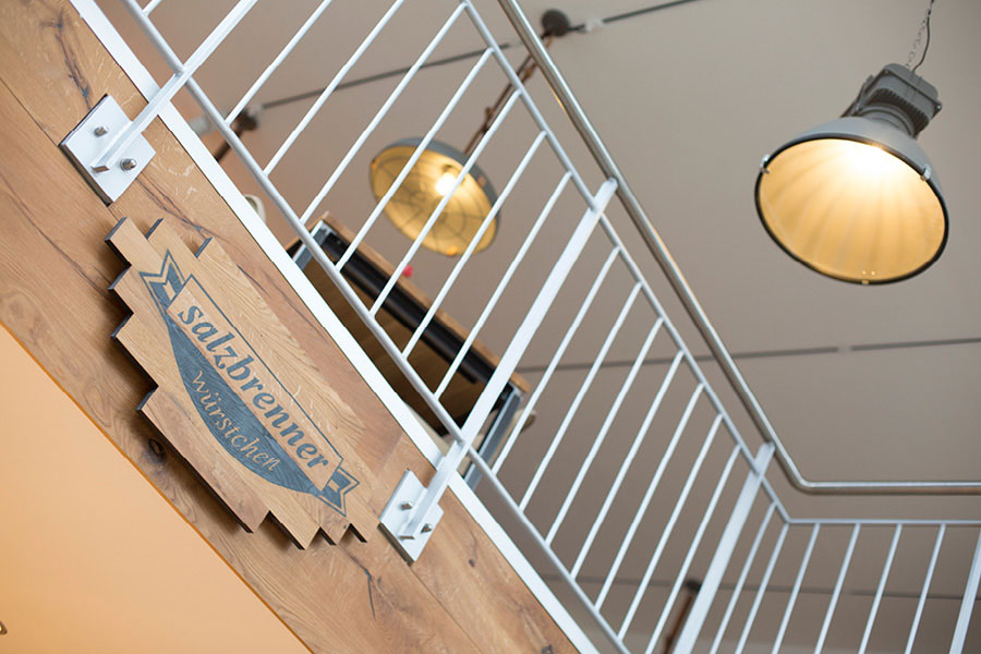Objekteinrichtung für Ladenbau & Gastronomie - Ladenschild mit Schriftzug aus Holz - Möbeltischlerei woodendesign feine Möbel aus Hamburg