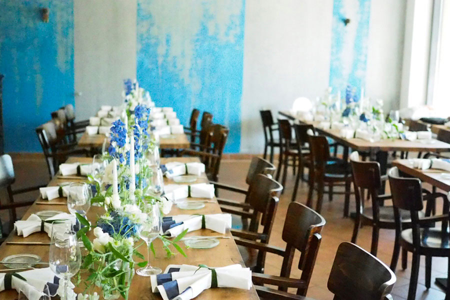 Objekteinrichtung für Ladenbau & Gastronomie - Tische aus Massivholz fürs Restaurant & Speiselokal, dekoriert für Feier - Möbeltischlerei woodendesign feine Möbel aus Hamburg