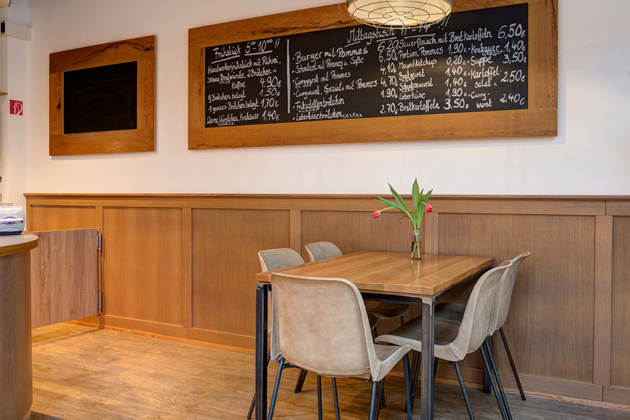 Objekteinrichtung für Ladenbau & Gastronomie - Tafel mit Speisekarte aus Holz & Schiefer - Möbeltischlerei woodendesign feine Möbel aus Hamburg