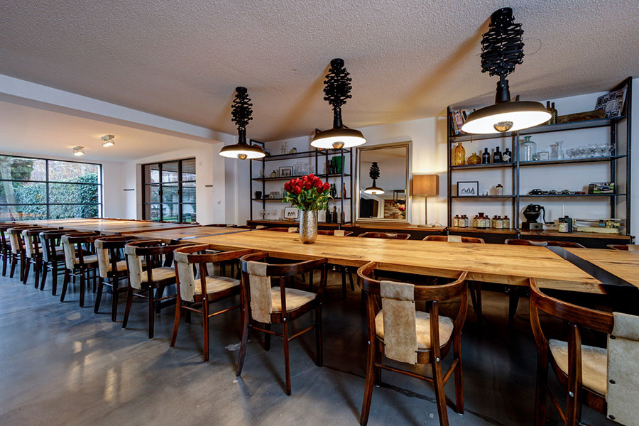 Objekteinrichtung für Ladenbau & Gastronomie - lange Tafel für Familienfeiern - Möbeltischlerei woodendesign feine Möbel aus Hamburg