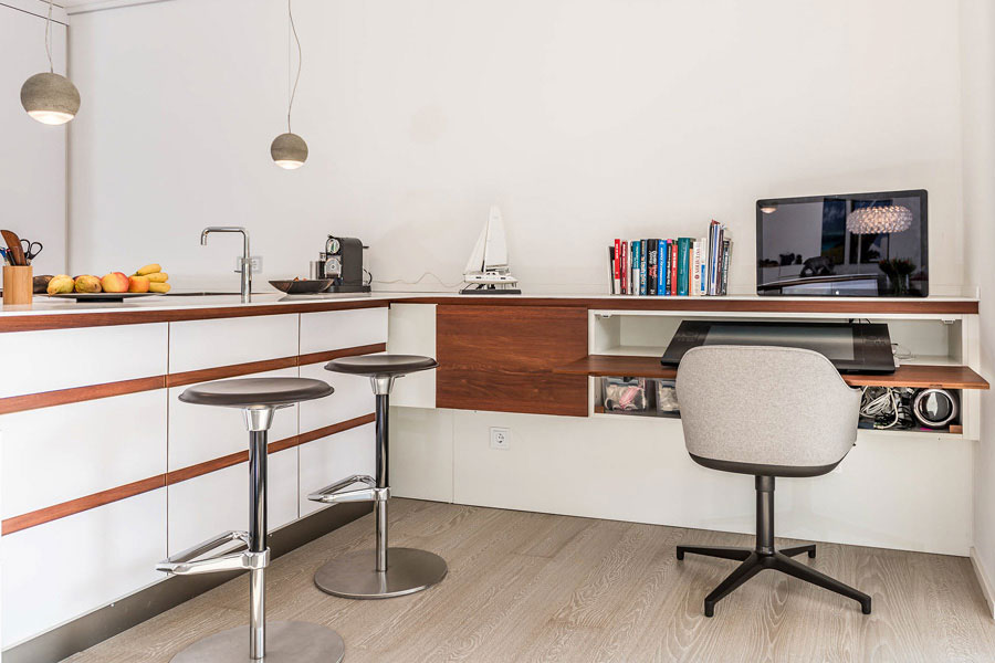 Büromöbel für Arbeitszimmer & Homeoffice - versteckter Arbeitsplatz in der Küche - Möbeltischlerei woodendesign feine Möbel aus Hamburg