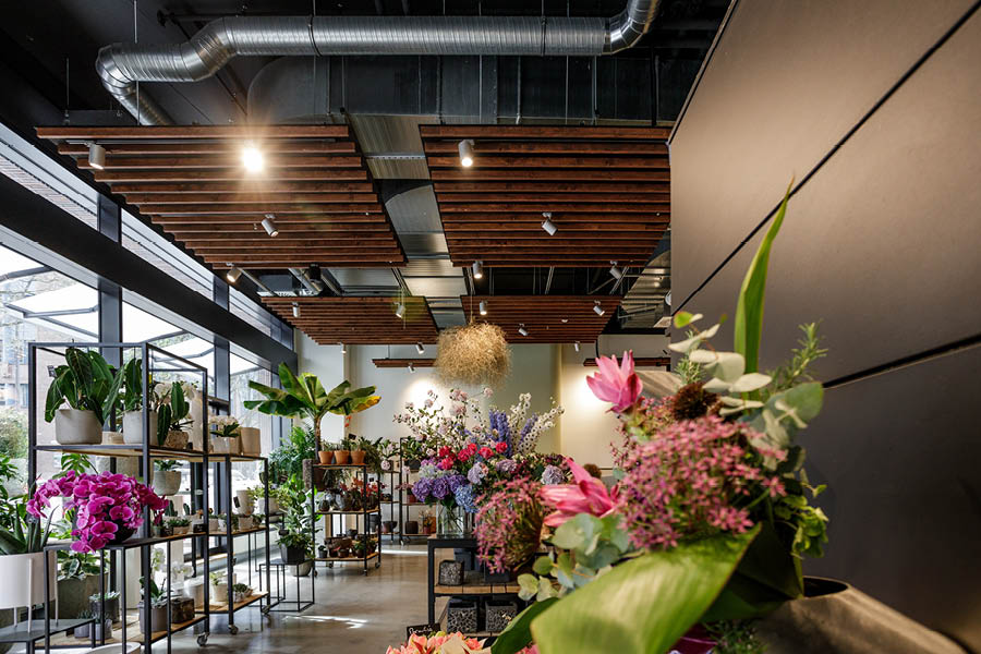 Blumenladen mit Holzlamellen an der Decke und maßgefertigten Verkaufsmöbeln | Objekteinrichtung & Ladenbau - in Hamburg von der Möbeltischlerei woodendesign feine Möbel | Schreiner Tischler Hamburg individueller Ladenbau Ladenbauer Design