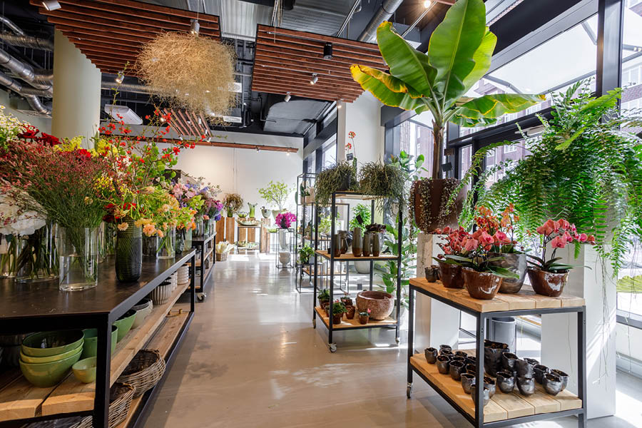 Mobile Verkaufsregale aus schwarzem Metall und Holz im hellen Blumenladen | Objekteinrichtung & Ladenbau - in Hamburg von der Möbeltischlerei woodendesign feine Möbel | Schreiner Tischler Hamburg individueller Ladenbau Ladenbauer Design