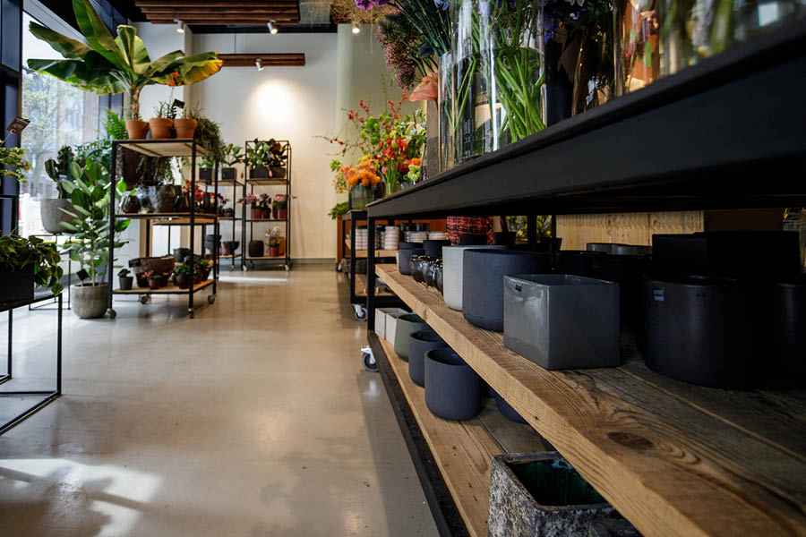 Schwarzes Verkaufsregal mit massiven Holzböden für Vasen und Pflanzgefäße | Objekteinrichtung & Ladenbau - in Hamburg von der Möbeltischlerei woodendesign feine Möbel | Schreiner Tischler Hamburg individueller Ladenbau Ladenbauer Design