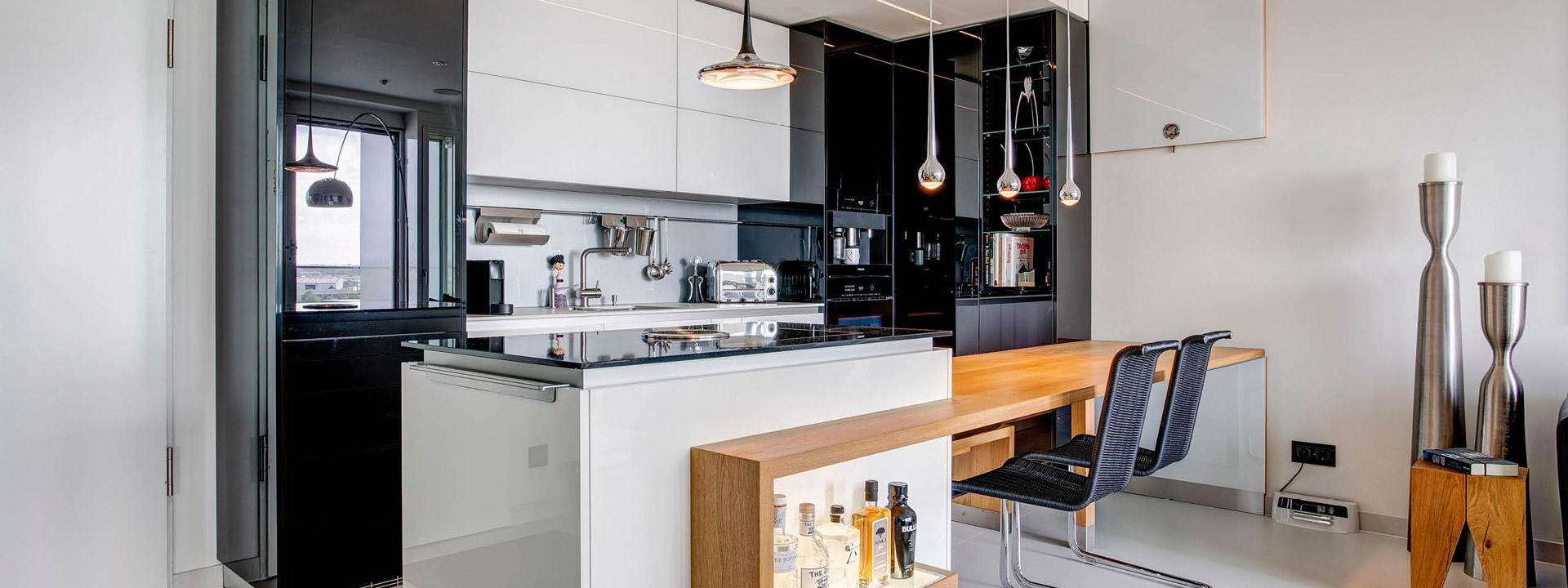 Gleich einen Küchenberatungstermin vereinbaren. Designküche bzw. Designerküche von der Möbeltischlerei woodendesign mit Funktionalität & Design in perfekter Symbiose aus Hamburg