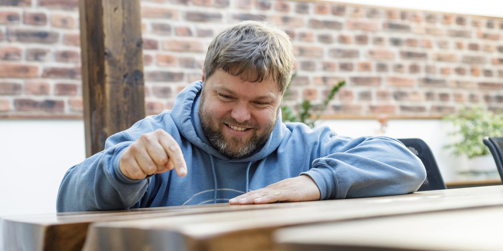 Bewirb dich im Tischler-Team von woodendesign feien Möbel in Hamburg - Jan Korf sucht dich als Möbeltischler für seine Manufaktur