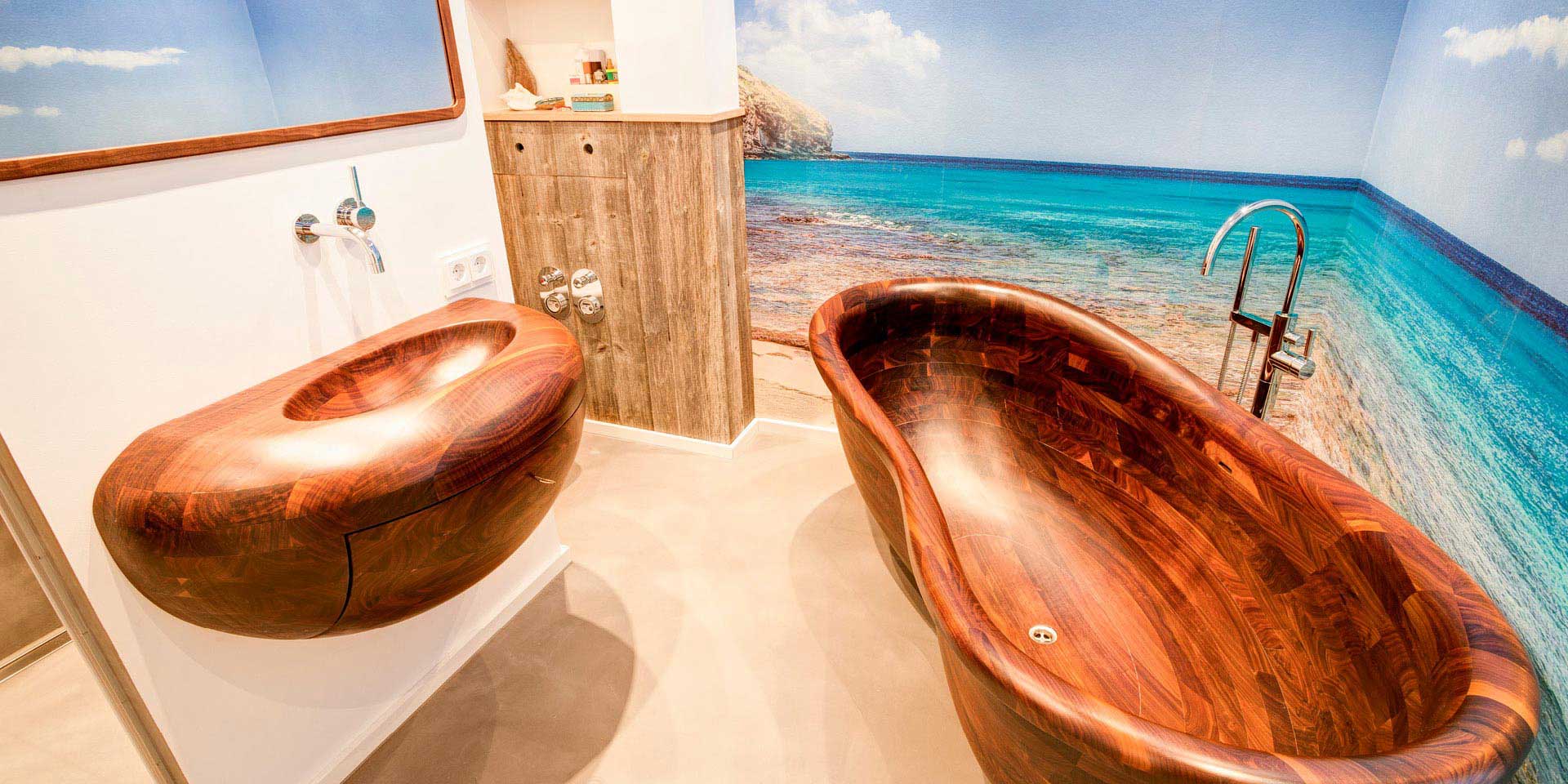 Komplette Badezimmer aus Massivholz - außergewöhnliche Badewannen und Waschbecken aus Holz - edle Badmöbel von Ihrer Möbeltischlerei woodendesign feine Möbel aus Hamburg
