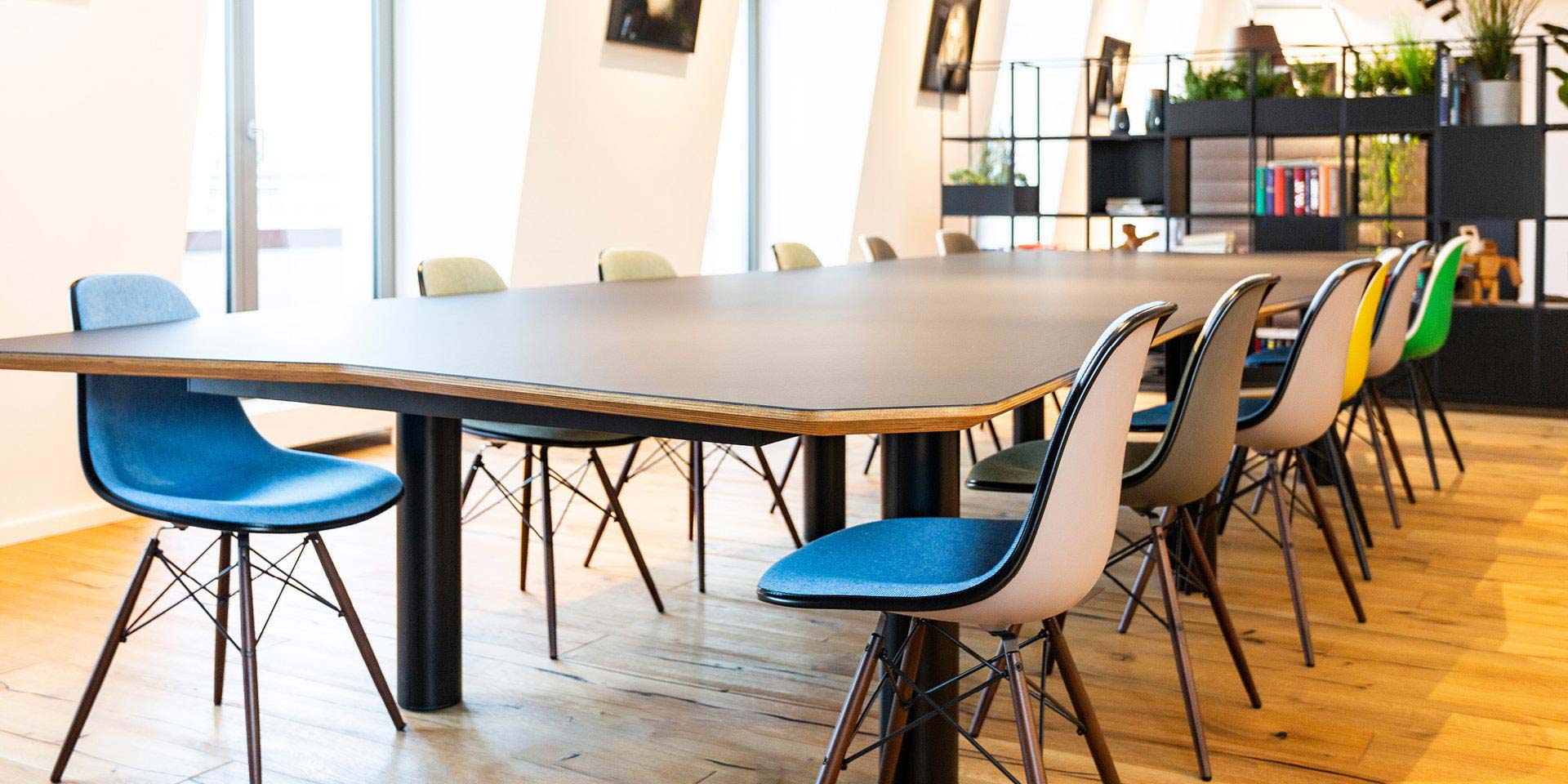 Objektmöbel für Büro, Büromöbel & Businessmöbel - individuelle Konferenztische, Stühle, Regale für Büro, Praxis und Kanzlei - Möbeltischlerei woodendesign feine Möbel aus Hamburg