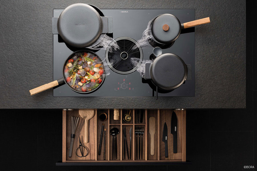 Für Ihre Küche: BORA Kochfeld mit integriertem Dunstabzug bei woodendesign feine Möbel in Hamburg