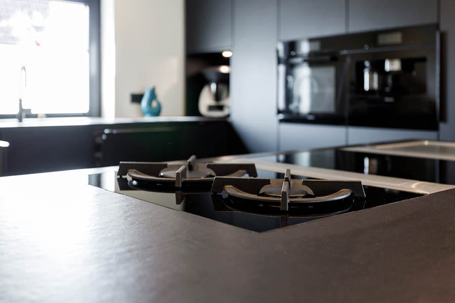 Designküche mit modernster Technik, zum Beispiel BORA Kochfeld (inem Gaskochfeld, einem Kochfeld mit Flächeninduktion und einem Tepan-Edelstahlgrill mit 2-fachem Wrasenabzug) nach Maß von woodendesign feine Möbel Tischler Möbeltischler Möbeltischlerei Hamburg