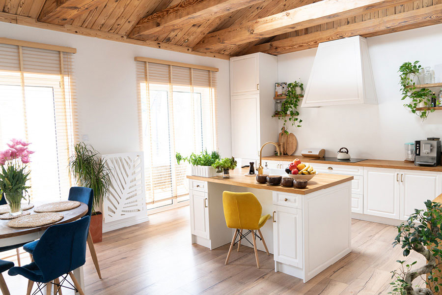 weiße Kücheninsel Kochinsel in Landhausstil mit Massivholz vom Möbeltischler nach Maß aus Hamburg