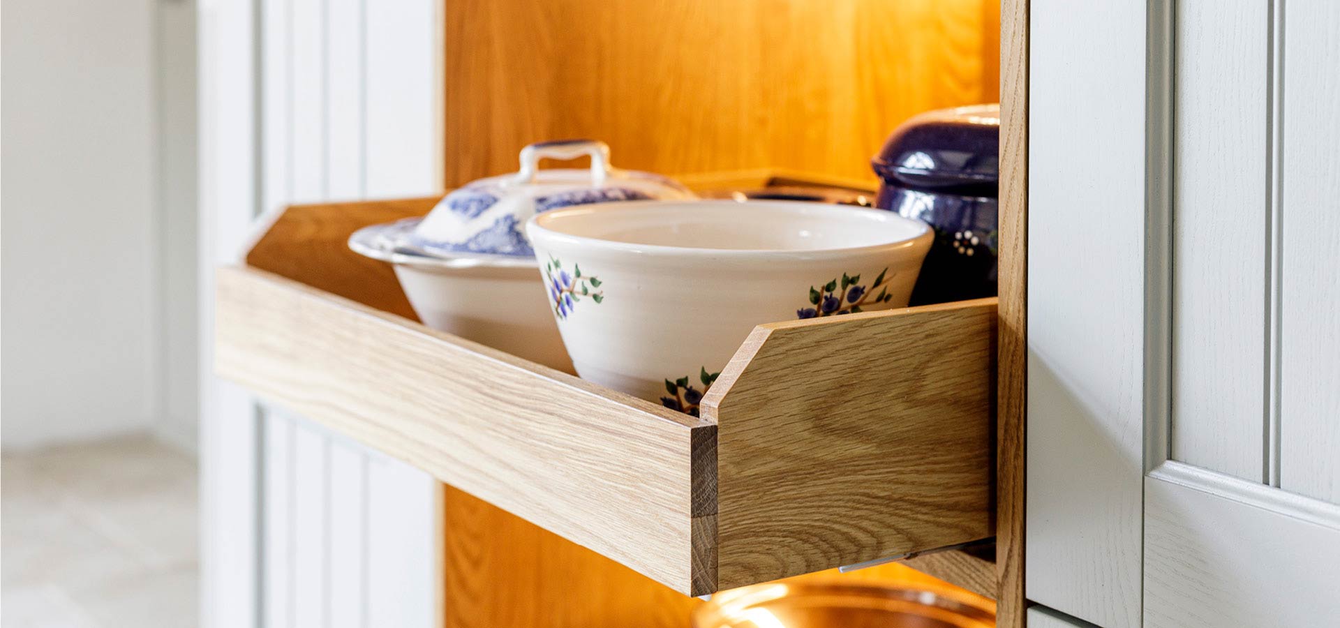 Kundenstimme Bewertung woodendesign aus Hamburg Landhausküche Details beleuchtete Schublade ausziehbar indirekte Beleuchtung Massivholz
