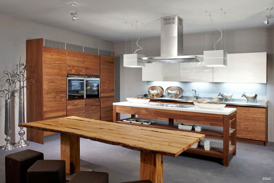 Massivholzküche von Küchenhersteller woodendesign mit großer Dunstabzugshaube und Kücheninsel