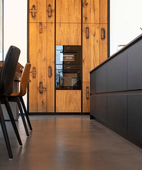 Massivholzküche mit Fronten aus Altholz und Küchenblock vom Möbeltischler woodendesign