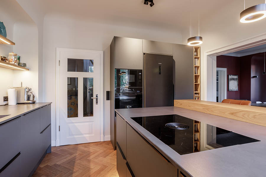 moderne Küche nach Maß aus Massivholz mit großer Kücheninsel & Keramikarbeitsplatte Möbeltischlerei woodendesign Tischler Möbeltischler Möbeltischlerei Hamburg