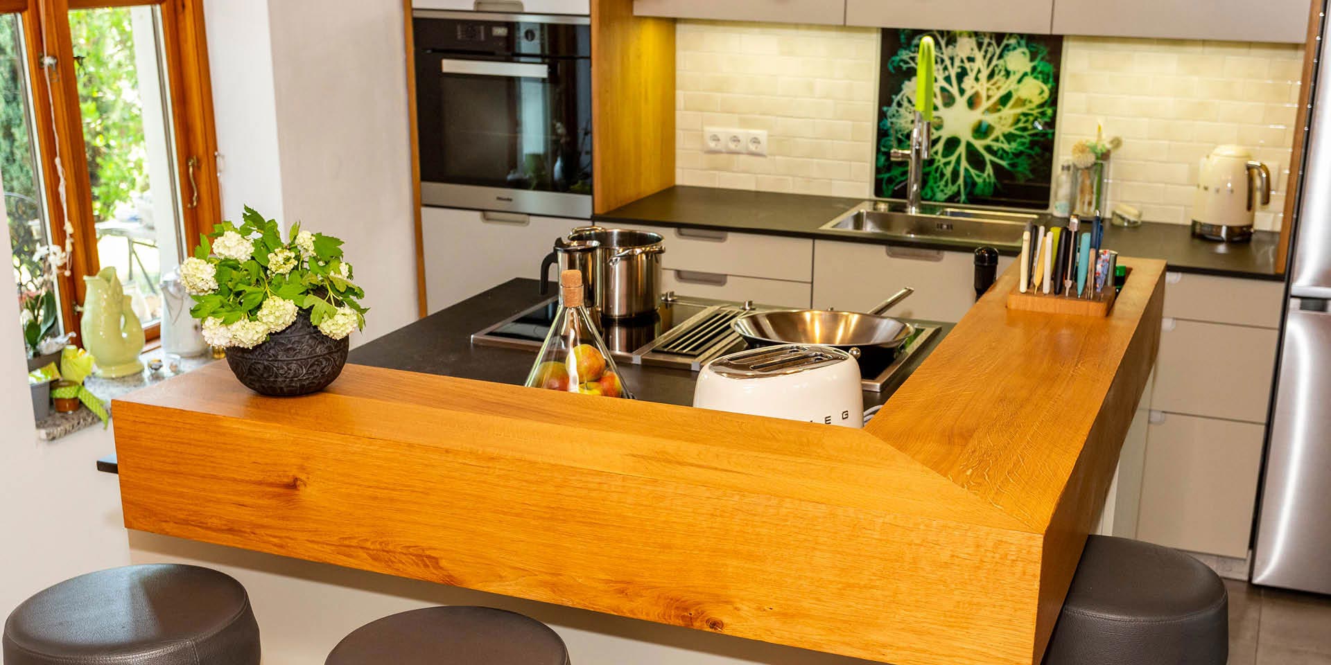 Referenz "Küche mit frei­stehender Kücheninsel" von der Möbeltischlerei woodendesign in Hamburg