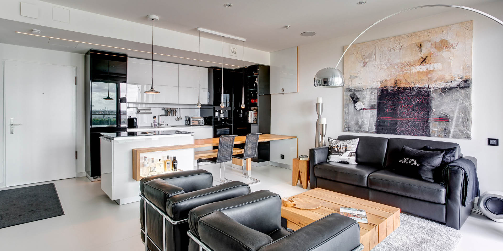 Küchen-Referenz "Hochglanzküche in Hamburg HafenCity" als Wohnküche von der Möbeltischlerei woodendesign in Hamburg