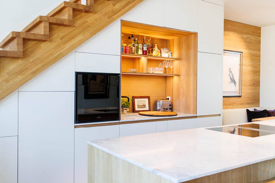 Küchenplanung für Wohnküchen - mit großer, zentraler Kücheninsel für offenes Raumgefühl, vom Küchenexperten woodendesign in Hamburg 