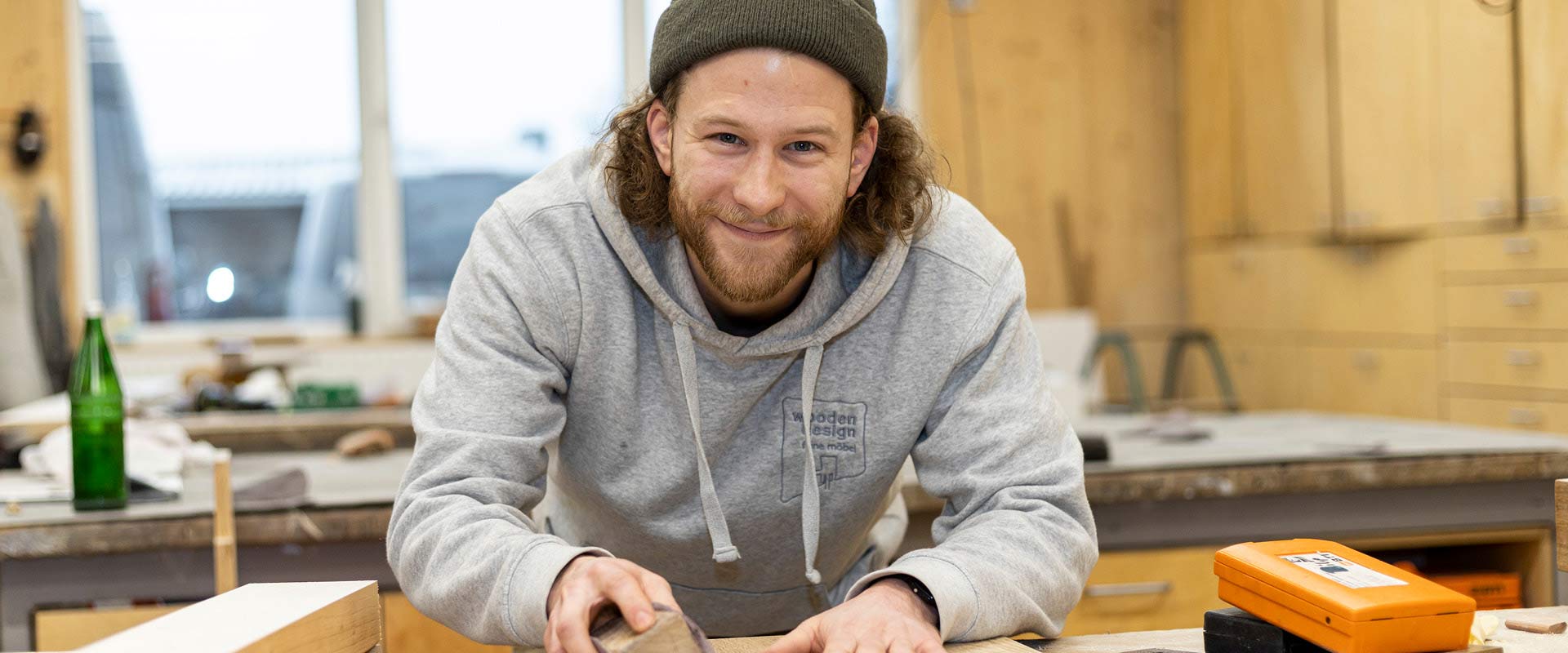 Christian Harbeck | Tischlergeselle & Projektleitung bei der Möbeltischlerei woodendesign feine Möbel in Hamburg - Jan Korf & seine Mitarbeiter Möbelmanufaktur Tischlerei Schreiner Schreinerei Möbeltischler Tischlermeister