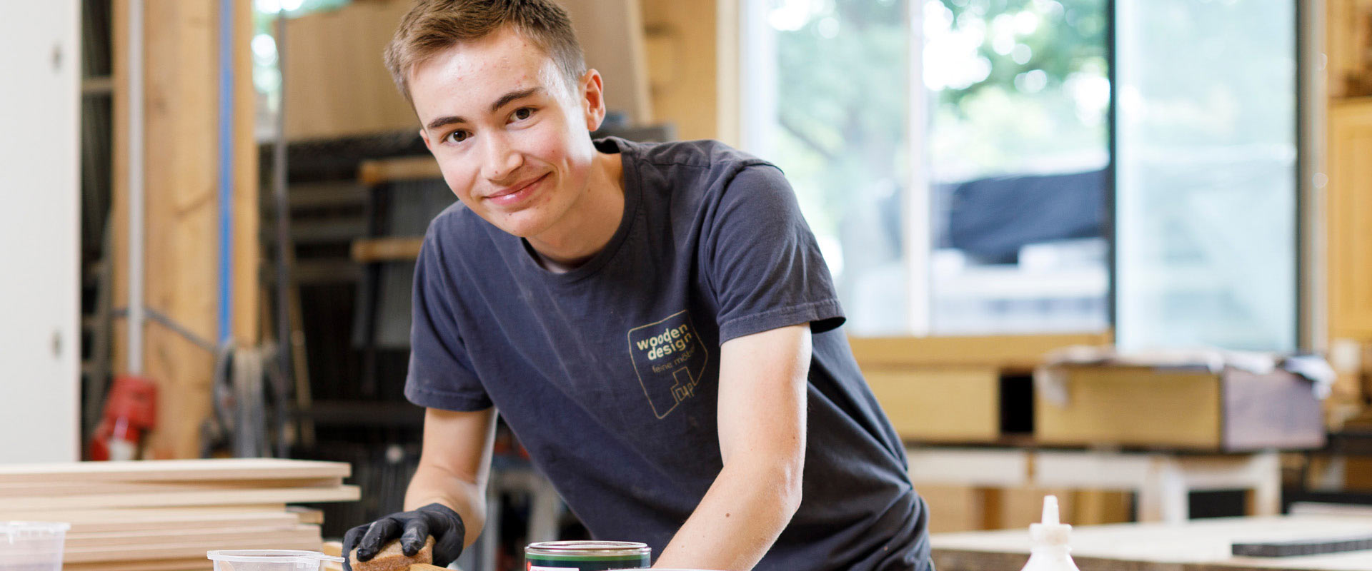 Levi Wittbrock | Tischler-Azubi in Ausbildung bei der Möbeltischlerei woodendesign feine Möbel in Hamburg - Jan Korf & seine Mitarbeiter Möbelmanufaktur Tischlerei Schreiner Schreinerei Möbeltischler Tischlermeister