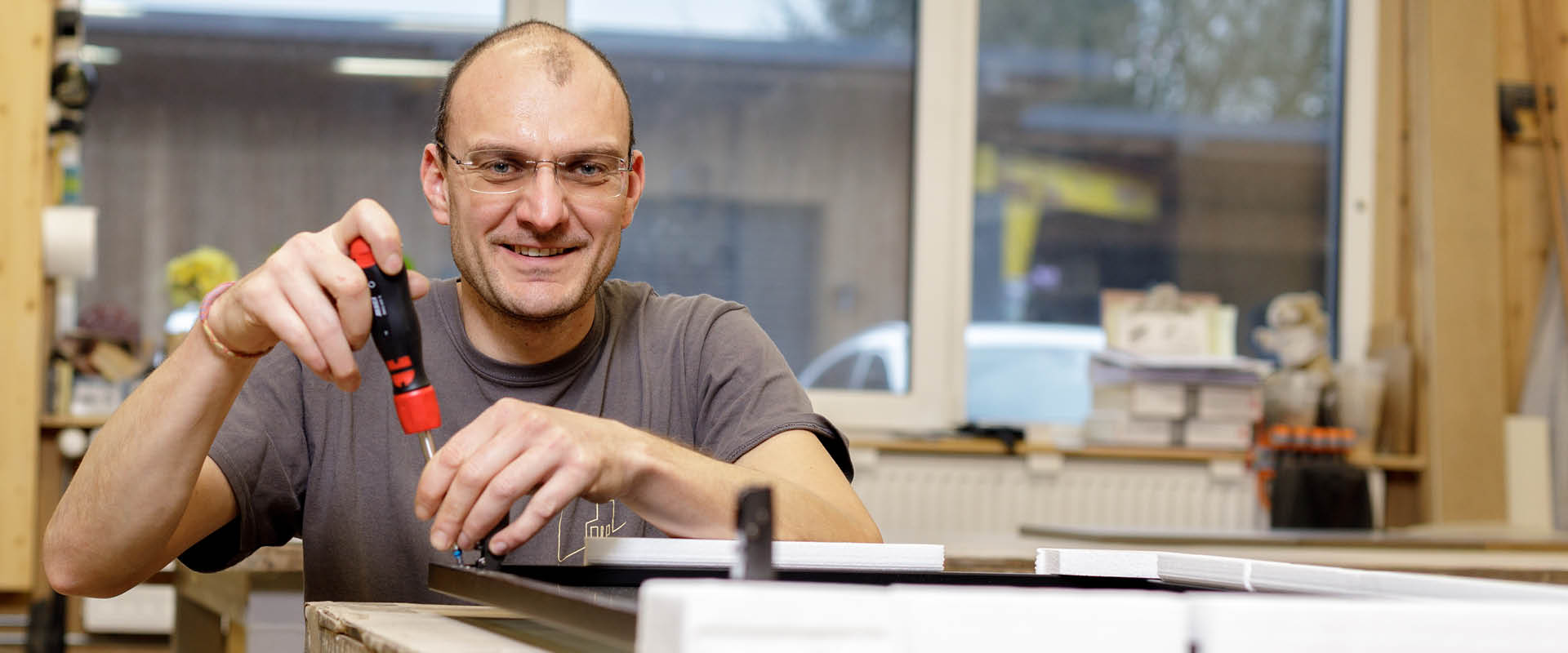 Riccardo Ghirardello | Tischlergeselle & Projektleitung bei der Möbeltischlerei woodendesign feine Möbel in Hamburg - Jan Korf & seine Mitarbeiter Möbelmanufaktur Tischlerei Schreiner Schreinerei Möbeltischler Tischlermeister