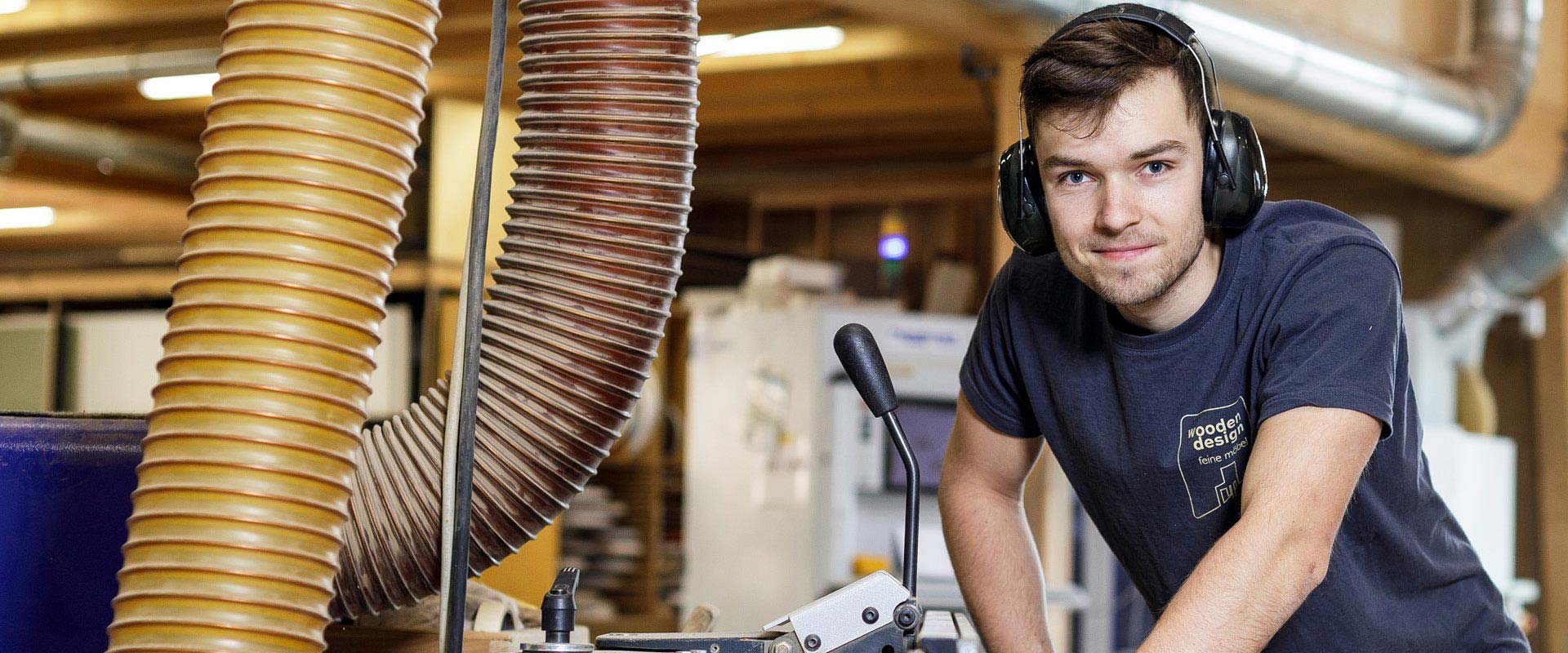 Teetje Thomas | Tischlergeselle bei der Möbeltischlerei woodendesign feine Möbel in Hamburg - Jan Korf & seine Mitarbeiter Möbelmanufaktur Tischlerei Schreiner Schreinerei Möbeltischler Tischlermeister