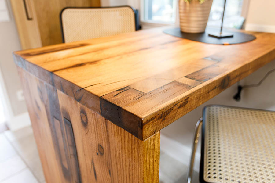 Altholzmöbel: Bistrotisch / Tischplatte aus Altholz – Ihre Möbeltischlerei in Hamburg mit der Spezialisierung auf Möbel aus Altholz – Tischlerei woodendesign feine Möbel