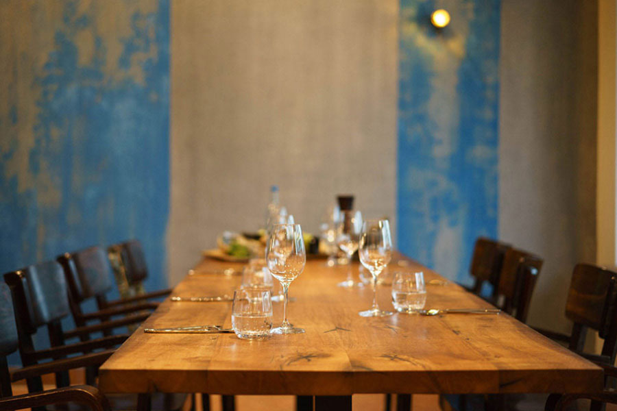 Möbel aus Altholz: Tisch für Restaurant & Cafe, rustikal aus Altholz – Ihre Möbeltischlerei in Hamburg mit der Spezialisierung auf Altholzmöbel – Tischlerei woodendesign feine Möbel