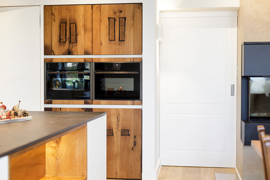 Möbel aus Altholz: individuelle Einbauküche, Küche kombiniert mit Altholz – Ihre Möbeltischlerei in Hamburg mit der Spezialisierung auf Altholzmöbel – Tischlerei woodendesign feine Möbel