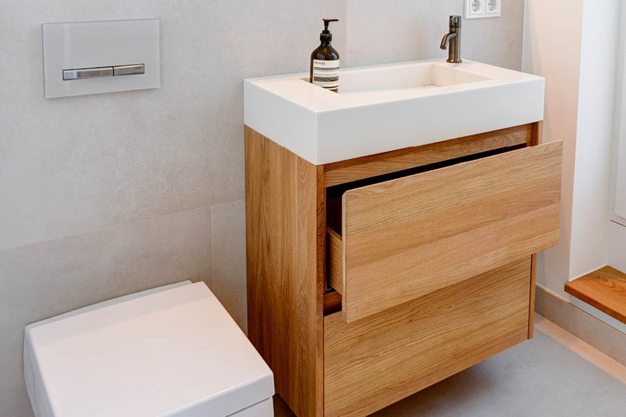 Waschtisch mit Unterschrank aus Eiche im Gäste-WC | Badezimmermöbel von Ihrer Möbeltischlerei in Hamburg aus Holz für individuelle Badezimmer - Badezimmereinrichtungen - Badewanne & Waschbecken aus edlem Holz auf Wunsch und nach Maß aus Holz - woodendesign feine Möbel