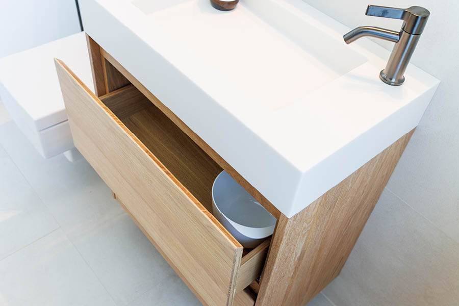 Waschtisch mit Unterschrank aus Eiche mit Schubladen mit Griffmulden | Badezimmermöbel von Ihrer Möbeltischlerei in Hamburg aus Holz für individuelle Badezimmer - Badezimmereinrichtungen - Badewanne & Waschbecken aus edlem Holz auf Wunsch und nach Maß aus Holz - woodendesign feine Möbel