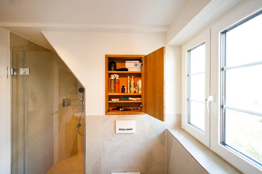 Schrankfach | Badezimmermöbel von Ihrer Möbeltischlerei in Hamburg aus Holz für individuelle Badezimmer - Badezimmereinrichtungen - Badewanne & Waschbecken aus edlem Holz auf Wunsch und nach Maß aus Holz - woodendesign feine Möbel