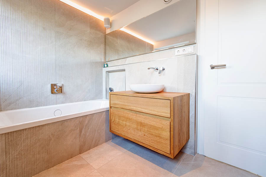 Waschbeckenunterschrank | Badezimmermöbel von Ihrer Möbeltischlerei in Hamburg aus Holz für individuelle Badezimmer - Badezimmereinrichtungen - Badewanne & Waschbecken aus edlem Holz auf Wunsch und nach Maß aus Holz - woodendesign feine Möbel