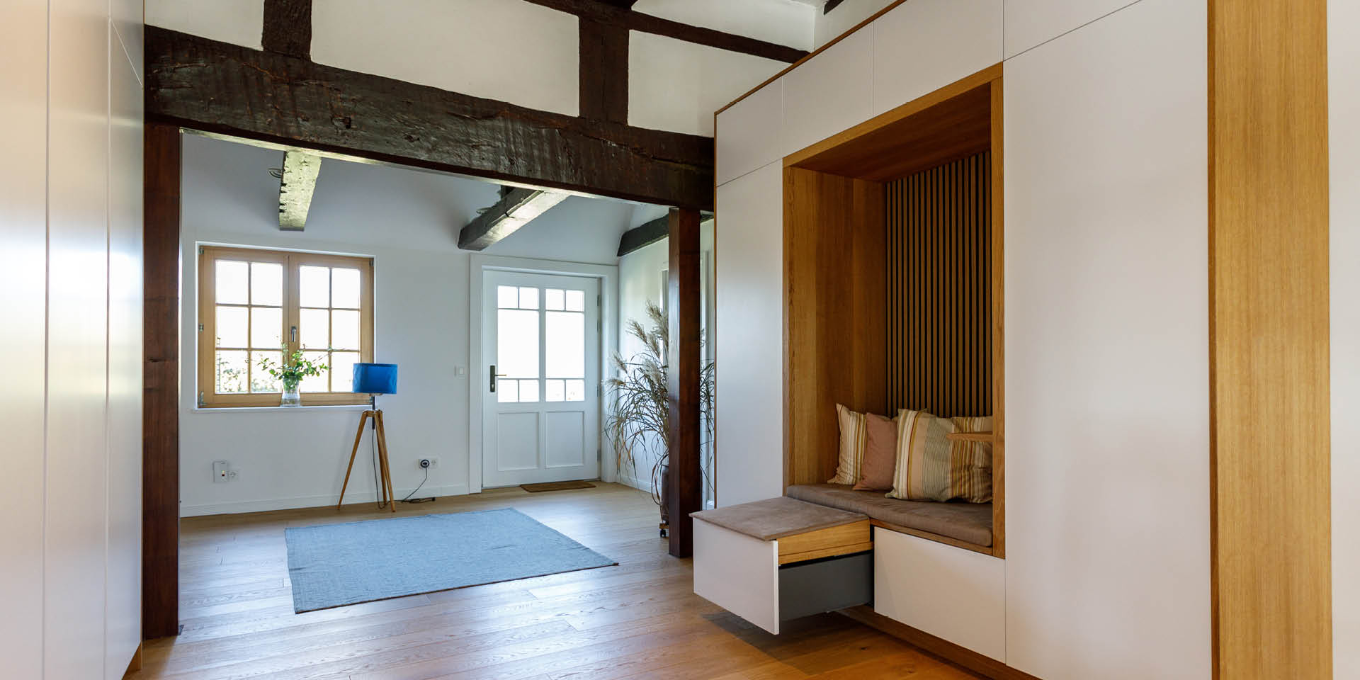 Ihr Einbauschrank nach Maß - für Dachschräge, Nische oder verwinkelten Grundriss | Einbauschrank / Einbauschränke von der Möbeltischlerei woodendesign in Hamburg
