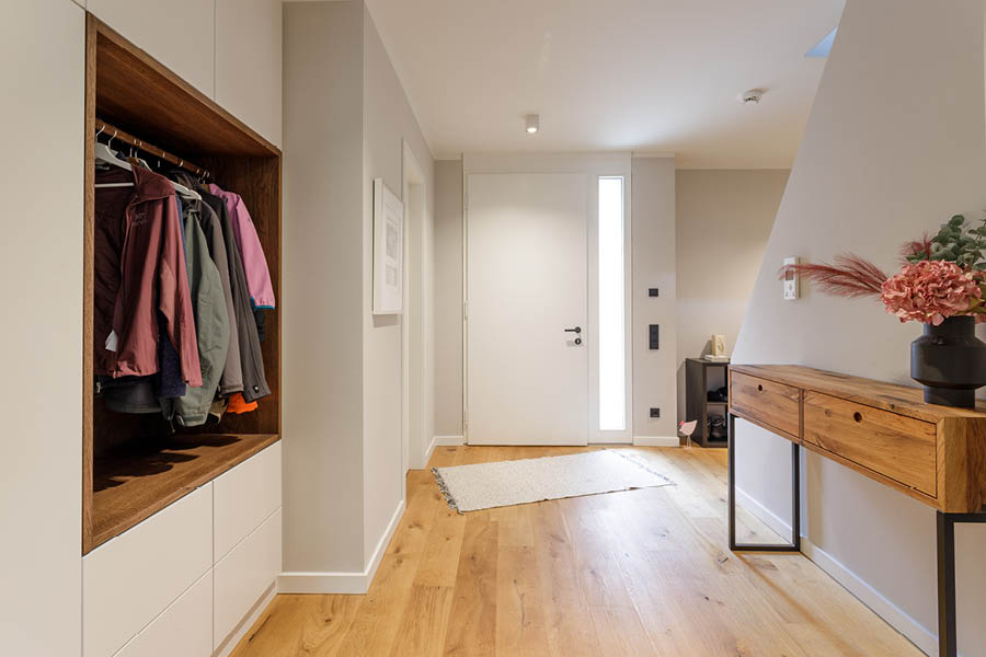 Einbauschrank als deckenhoher Garderobenschrank / Einbauschränke von der Möbeltischlerei woodendesign in Hamburg