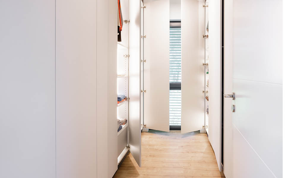 individuell geplante Aufteilung im Kleiderschrank, Fächer, Kleiderstangen, Schubladen, Beleuchtung, Stauraum für Bügelbrett & Schmutzwäsche | Einbauschrank / Einbauschränke von der Möbeltischlerei woodendesign in Hamburg