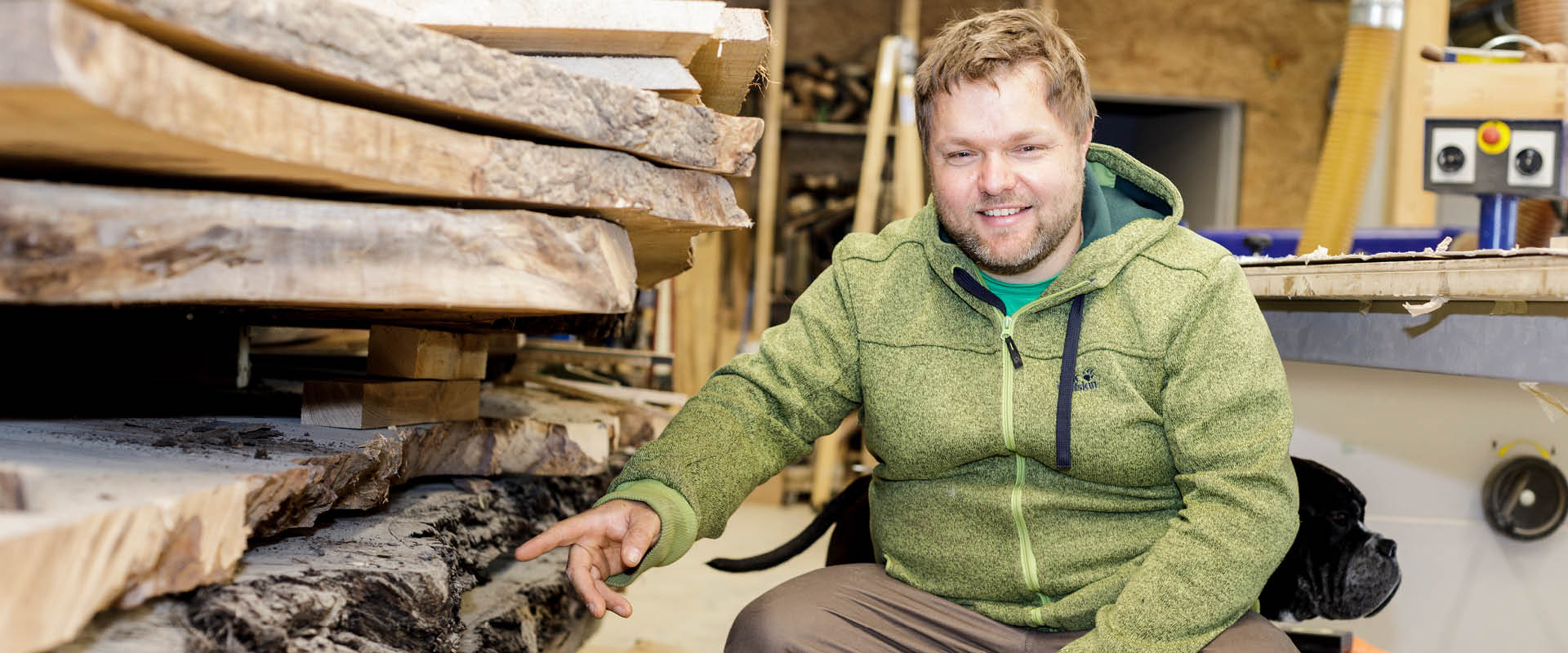 Jan Korf Tischlermeister Holzlager natürliche Material positive Eigenschaften Massivholz | Einbauschrank / Einbauschränke von der Möbeltischlerei woodendesign in Hamburg