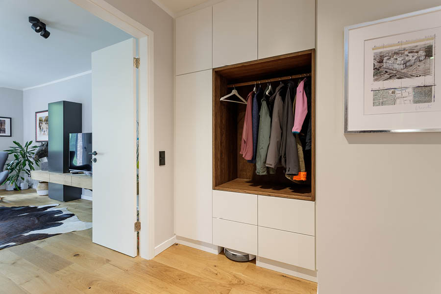 Einbauschrank mit Nische / Fach für Saugroboter / Wischroboter / Einbauschränke von der Möbeltischlerei woodendesign in Hamburg