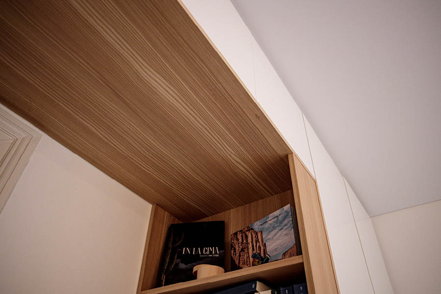 Türüberbau nach Maß aus Massivholz / massivem Echtholz | Einbauschrank / Einbauschränke von der Möbeltischlerei woodendesign in Hamburg
