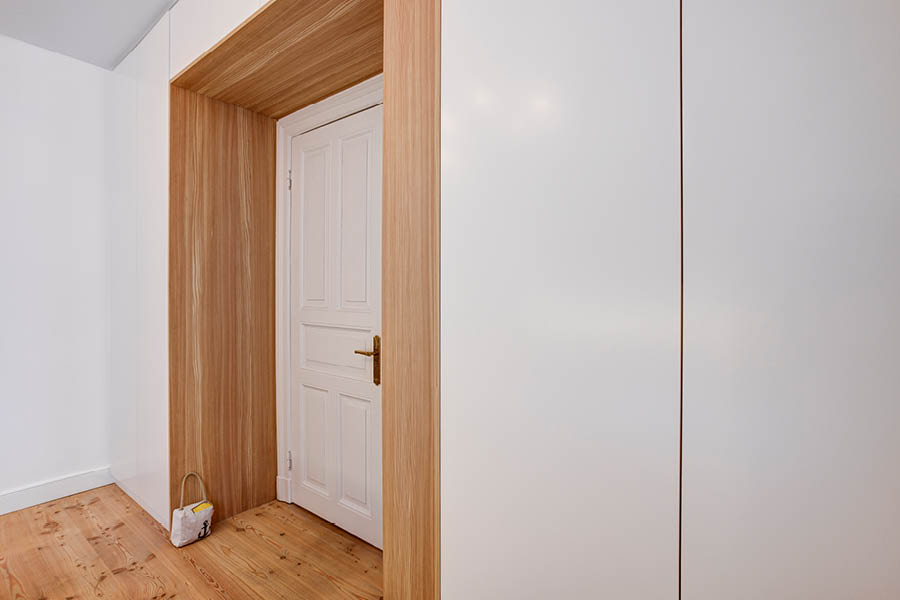 Türüberbau Schlafzimmer Schlafzimmerschrank Regal Stauraum Türrahmen | Einbauschrank / Einbauschränke von der Möbeltischlerei woodendesign in Hamburg