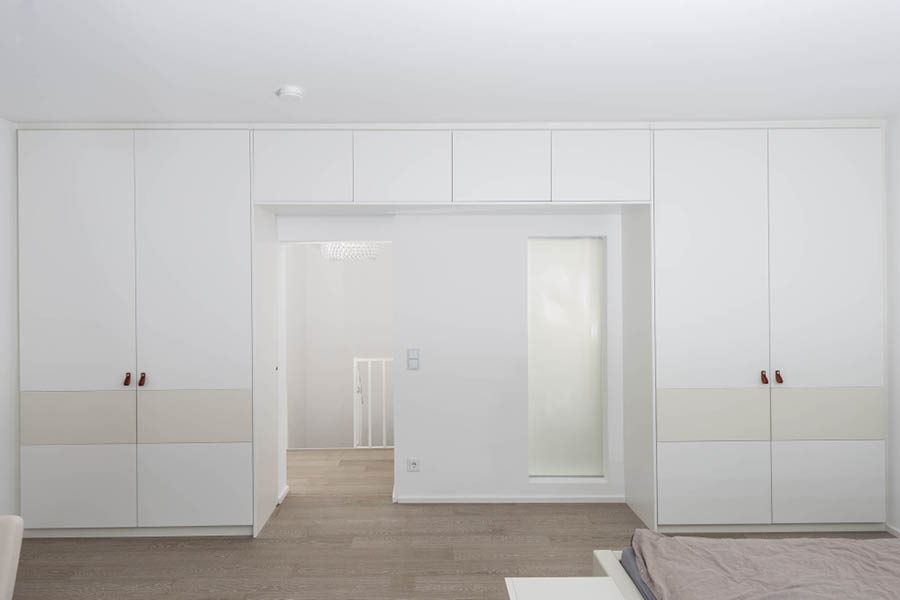 Türüberbau Schlafzimmer Schlafzimmerschrank Kleiderschrank | Einbauschrank / Einbauschränke von der Möbeltischlerei woodendesign in Hamburg