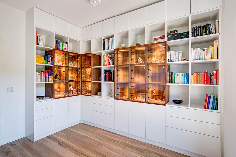 Vitrine / Vitrinenschrank / Wahnzimmerschrank / Schrankwand / Einbauschränke von der Möbeltischlerei woodendesign in Hamburg