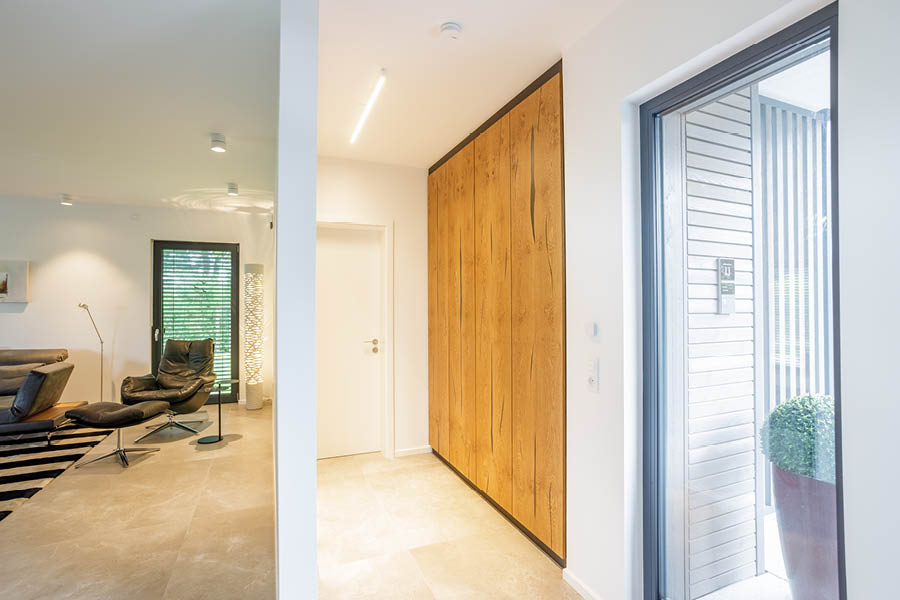 deckenhoher Wandschrank mit Massivholzfronten / Einbauschränke von der Möbeltischlerei woodendesign in Hamburg